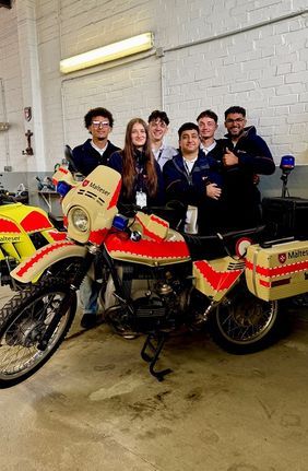 Dass junge Spendenteam steht vor den Maschinen der Motorradstaffel der Malteser Dortmund. Mit solchen Krädern haben die Malteser gerade erst als Melder die Feuerwehren in Hürtgenwald unterstützt. Aktuell sind Tim, Victoria, Nicklas, Amin, Linus und Jabbar (von links) unterwegs. Foto: Schlichter