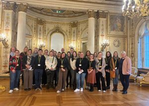 Die Mitarbeitenden der Personalabteilung zusammen mit ihrer ehemalige Kollegin Jennifer Gießler (rechts).