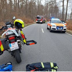 Malteser Motorrad, Feuerwehr und Notarzt an einem Unfallort. Foto: Malteser)