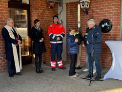 Übergabe der Defibrillatoren an Bürgermeisterin Carolin Weitzel (2. v.l.) durch Bambiniprinzessin Mia Packmor (2.v.r.) und den Präsident der Bruderschaft, Jakob Flohr (r.) 