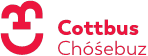 Logo der Stadt Cottbus/Chóśebuz mit stilisiertem roten Stadtzeichen und dem Schriftzug „Cottbus Chóśebuz“.