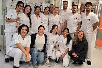 Gruppenfotos mit Pflegeauszubildenden und zwei Lehrkräften