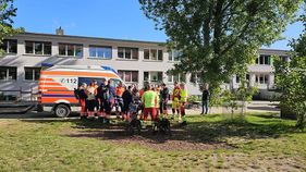 Notfallsanitäter an einem Rettungswagen