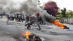 Feuer auf den Straßen von Port-au-Prince, Haiti. Foto: AP