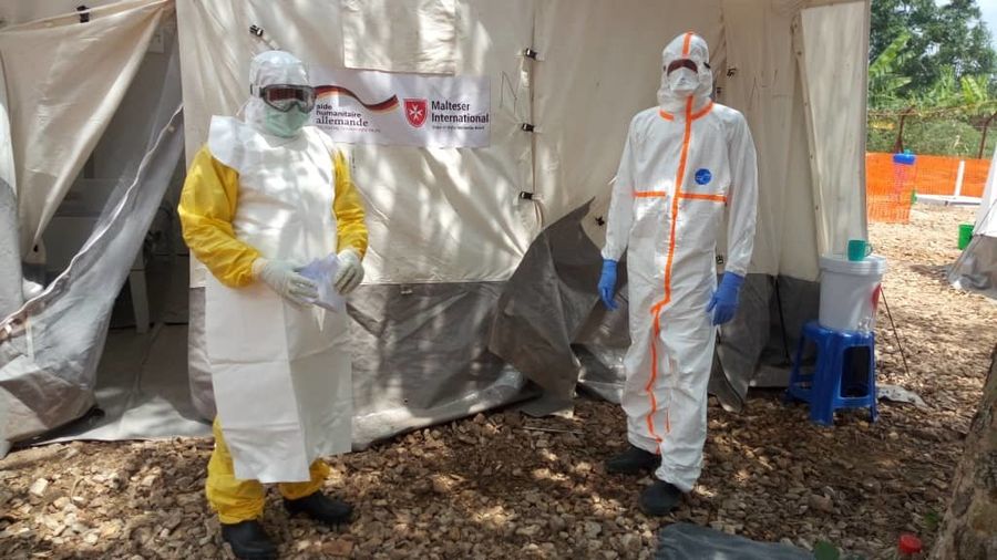Zwei Malteser International Mitarbeitende mit Ebola-Schutzausrüstung