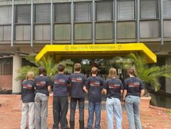 Auf dem Foto sind sieben Schülerinnen und Schüler des Gymnasium Theresianum Mainz zu sehen, welche zu neuen Schulsanitäter ausgebildet wurden.