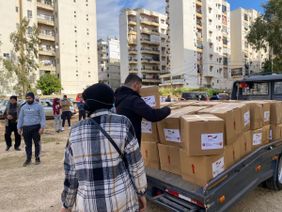 Maltesern beim Beladen von Paketen