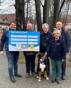 Vertreter des Old Tablers Club Schwerin überreichen den symbolischen Spendenscheck an die Malteser Schwerin.