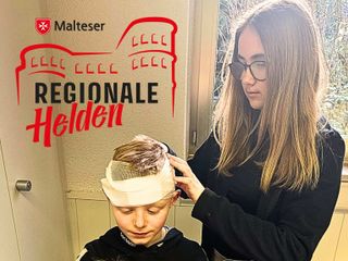 Nele aus Waldalgesheim legt einen Kopfverband an