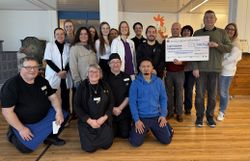 Gruppenbild mit vielen Menschen bei einer Scheckübergabe