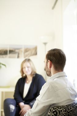 Ist ein Angehöriger an Demenz erkrankt, kann es helfen, sich mit Gleichgesinnten über den Alltag und Gefühle auszutauschen. Foto: Malteser