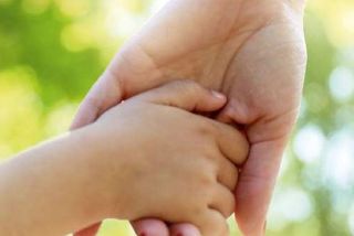 Kinderhand in Erwachsenenhand