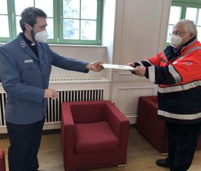 Malteser Ehrenamtlicher erhält feierlich eine Urkunde zur Berufung.