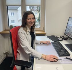 Alissa Schuster am Schreibtisch