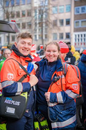 "Elfter im Elften": Den ganzen Tag lang standen die ehrenamtlichen Einsatzkräfte für die sanitätsdienstliche Versorgung der Jecken bei der Sessionseröffnung rund um den Alter Markt und Neumarkt bereit.