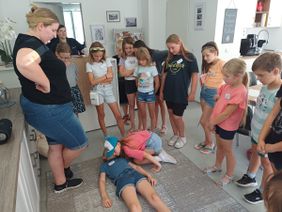 Diözesanjugendreferentin Anna Hoffmann (v.l.) und Sabrina Kluge von der Malteser Dienststelle in Aidenbach verbrachten zusammen mit den Kids einen schönen Nachmittag und Abend. Foto: Malteser