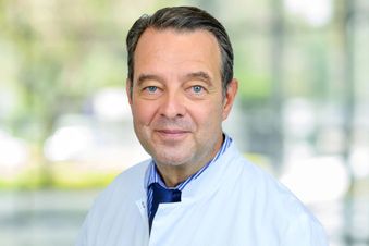 Arzt mit Focus-Gesundheit Auszeichnung für Klinik für geriatrische Rehabilitation als TOP-Rehaklinik.