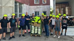 Gruppenfoto mit Feuerwehrhelmen