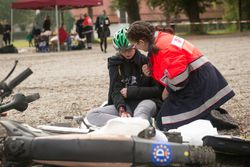 Was hier im Rahmen einer Veranstaltung der Malteser nur gestellt ist, passiert vor allem bei schönem Wetter täglich: Fahrer*innen von Zweirädern – mit und ohne Motor – verunglücken und sind auf Hilfe angewiesen.