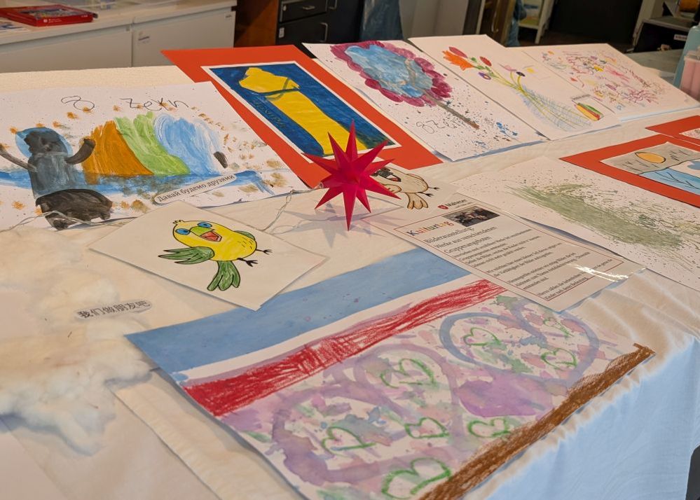 In einer Ausstellung kann man die Zeichnungen und Kunstwerke der Kinder ansehen, die sie in den letzten Monaten gestaltet haben. 