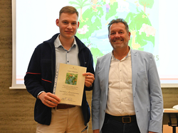 zwei Männer mit Laudato-si Plakette