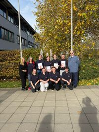 Übergabe der Berufungsurkunde zu Einsatzsanitätern.