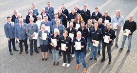 Personengruppe stehend, Medaillen, Urkunden