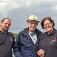 Die Herzenswunsch-Erfüller der Malteser aus Euskirchen Peter Schmidt (l.) und Elke Unterstetter (r.) mit ihrem Gast (Mitte) im Seepark Zülpich. 