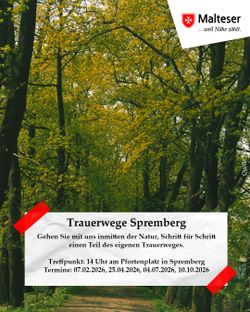 Ein Waldweg führt zwischen hohen, dicht belaubten Bäumen hindurch. Über das Naturfoto ist ein weißes Textfeld mit rotem Klebeband befestigt, das auf das Angebot „Trauerwege Spremberg“ der Malteser hinweist. Darin stehen Informationen zu gemeinsamen Spaziergängen in der Natur, dem Treffpunkt am Pfortenplatz in Spremberg sowie mehrere Termine. Oben rechts befindet sich das Malteser-Logo.