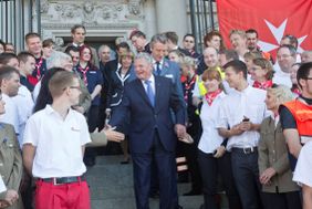 Bundespräsident Joachim Gauck schüttelt die Hände von Maltesern und Johannitern am Berliner Dom. Foto: Lux/Malteser