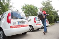 Mitarbeiter des Malteser Menüservice bringen auch in Corona-Zeiten täglich frisch zubereitete Mahlzeiten unter Einhaltung der Hygienebestimmungen an die Haustür. Foto: Fabian Helmich Photographie