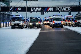 Die Einsatzfahrzeuge drehten zwei Runden auf der der Grand-Prix-Strecke des Nürburgrings. 