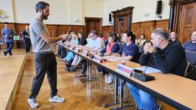 Ein Mann filmt die Jury beim Debattierturnier