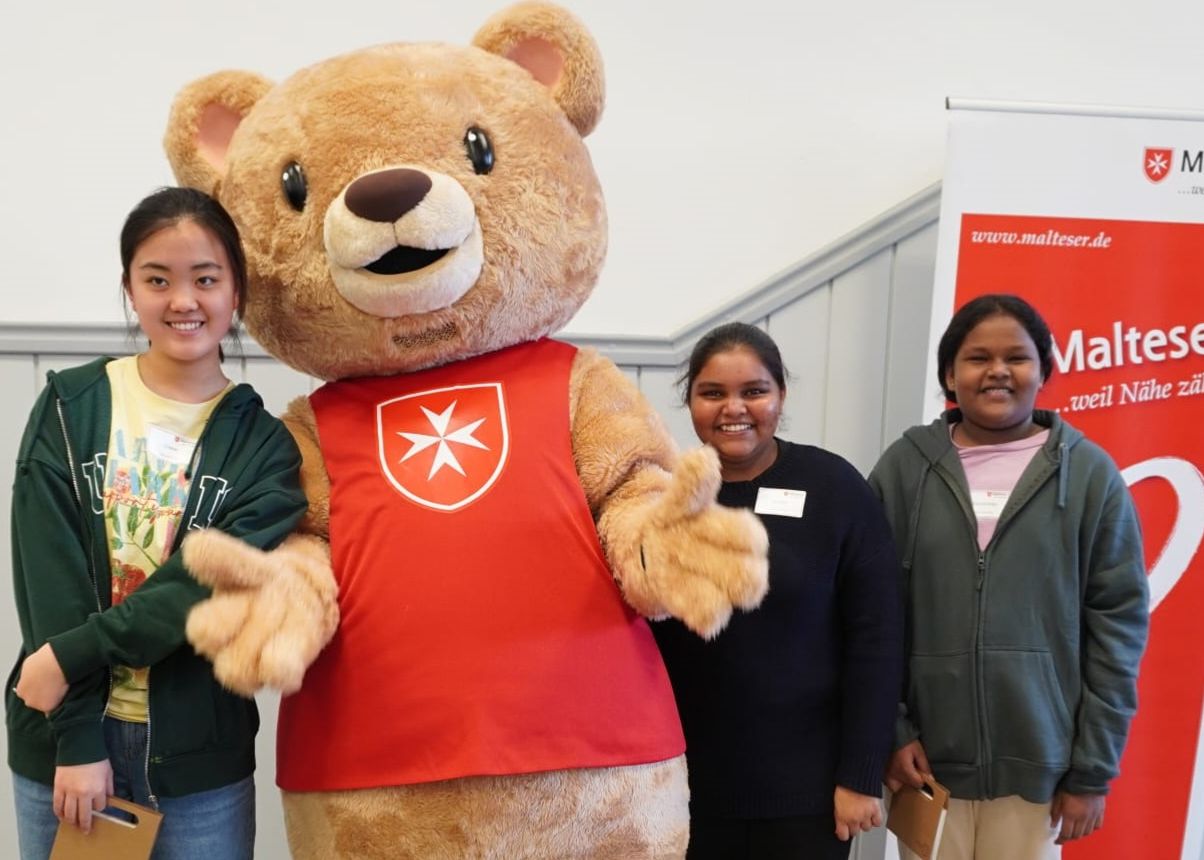 NUKI hat bei seinem Besuch in der Notunterkunft Sindelfingen schnell die Herzen der Kinder, Jugendlichen und Erwachsenen erobert. 