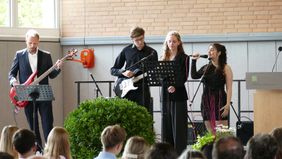 Die Rockband gestaltet die Abiturentlassung musikalisch