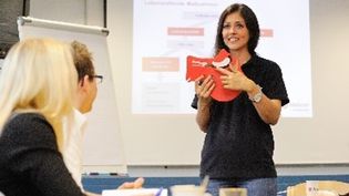 Frau in Malteserkleidung während einer Unterrichtseinheit