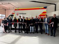 Vertreter verschiedener Institutionen schneiden das Band durch