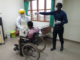 Ein coronainfiziertert Patient wird im Krankenhaus versorgt. Foto: Malteser International