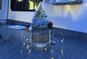 Ein selbst gebastelter Adventskalender für Rettungskräfte steht in einem Rettungswagen. Es handelt sich um eine Packung mit 24 Schokoriegeln. Auf jedem Schokoriegel befindet sind eine Banderole mit einem nummerierten Blaulicht und einer Du-Botschaft. 