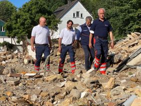 Michael Schmeling und Henning Hesse von der Rettungswache Bad Münstereifel führen Georg Khevenhüller und Rudolph Herzog von Croy durch das Trümmergelände hinter der Wache.