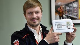 Peter Ortner, verantwortlich für den Hausnotrufdienst der Malteser im Bezirk München, hält ein Hausnotrufgerät hoch. (Foto Marcus Schlaf)