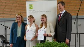 Die Abiturientinnen Charlotte Lüke und Christina Schlüter erhalten den Malteser Schulpreis von Andrea Kersting (Malteser Werke) und Philipp Freiherr von Fürstenberg (Kuratorium) 
