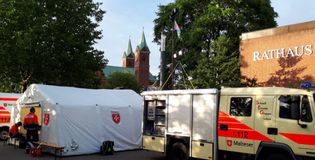 Ein großes, aufblasbares Sanitätszelt steht zusammen mit einem Gerüstwagen vor dem Rathaus Lohne.