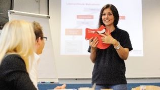 Frau in Malteserkleidung während einer Unterrichtseinheit