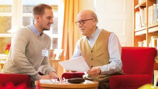 Ein älterer Mann und ein jüngerer sprechen über die Patientenverfügung.