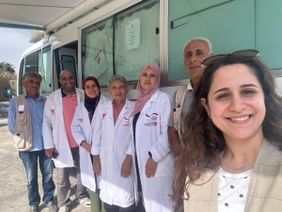 Ein Bus als mobile Gesundheitsstation der Malteser im Libanon. Die libanesischen Malteser helfen trotz des Krieges weiter den kranken und von der Flucht betroffenen Menschen. Foto: Malteser International 