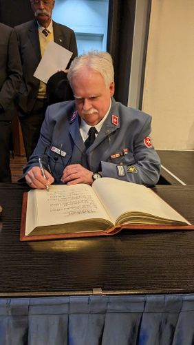 Unterschrift im Goldenen Buch der Stadt Frankenthal (Foto: Malteser Frankenthal)