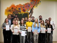 Die neuen Schulsanitäter:innen mit Schulleiter Thorsten Harnischmacher (links), Dunja Hentschel (Malteser Büren – 3.v.l.) und Alexander Hentschel (Malteser Büren – rechts im Bild)