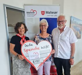 Das Foto zeigt Karin Uffelmann von den Malteser und das Ehepaar Mihm bei der Scheckübergabe.