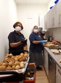 Lunchpakete für Bedürftige werden von den Maltesern in Marburg gereicht.